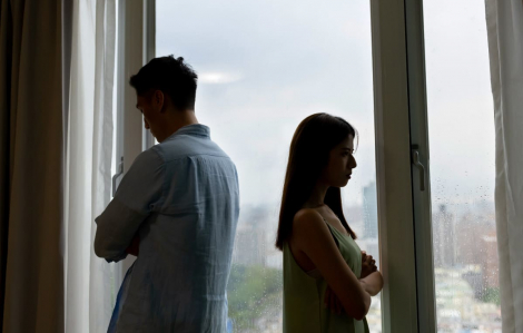 Vợ chồng lục đục bởi tấm thiệp cưới