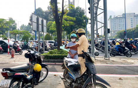 Xe máy tràn vào làn xe đạp mỗi khi vắng cảnh sát giao thông