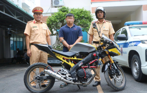 Xử lý thanh niên lái mô tô thả 2 tay, sử dụng điện thoại