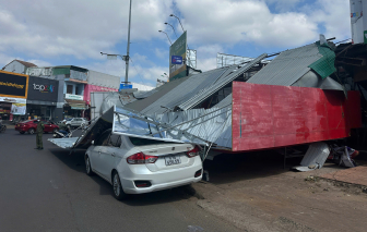 Clip bảng hiệu đổ sập đè người đi đường