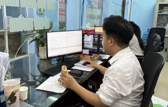 “Tăng ca” đêm để giải quyết thủ tục hồ sơ hành chính cho người dân đúng hẹn