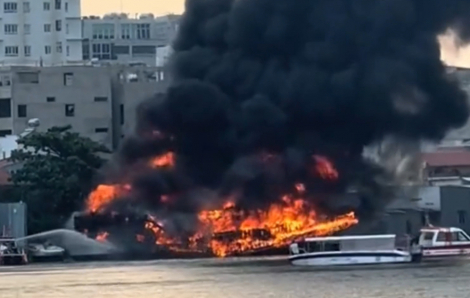 Cháy du thuyền trên sông Sài Gòn, khói bốc cao ngùn ngụt