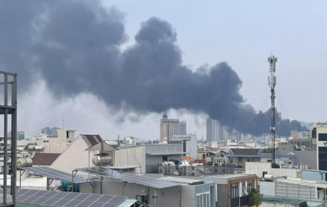 Cháy tàu du lịch trên sông Sài Gòn