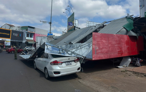 Clip bảng hiệu đổ sập đè người đi đường