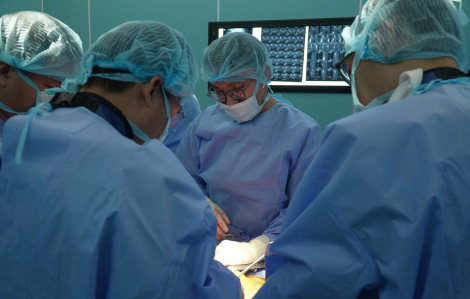 Nữ bệnh nhân thoát cơn đau dai dẳng 50 năm nhờ công nghệ in 3D