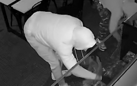 Trộm thẻ Pokemon, đồ lưu niệm trị giá gần 8 tỷ đồng