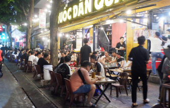 Vỉa hè đường Phạm Văn Đồng ‘biến’ thành quán ăn nhậu, bãi xe, người đi bộ bị đẩy xuống đường