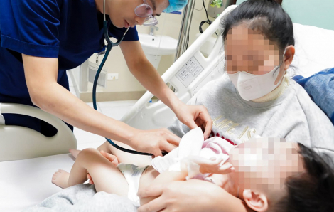 Bé trai 3 tuổi bị chó nhà "nổi điên" cắn tới tấp thấu ngực