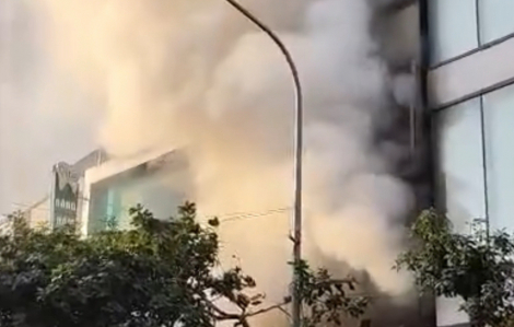 Cháy nhà cao 7 tầng ở Hà Nội, khói bốc ngùn ngụt