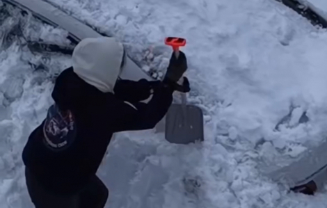 Tuyết rơi kỷ lục nhấn chìm tàu thuyền, nhà cửa, xe cộ