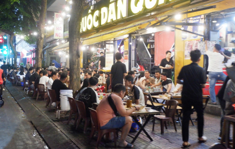 Vỉa hè đường Phạm Văn Đồng ‘biến’ thành quán ăn nhậu, bãi xe, người đi bộ bị đẩy xuống đường