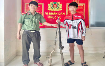 Nam sinh lớp 9 phát hiện 2 khẩu súng cồn tự chế, mang đến công an giao nộp