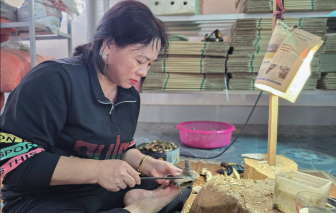 Nghề đẽo gỗ tìm trầm hương “chạy nước rút” vụ tết