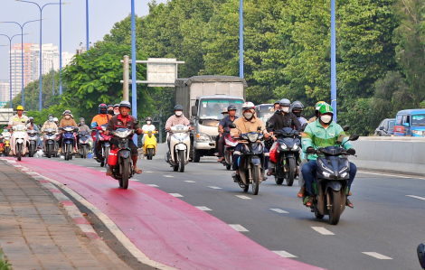Vì sao nhiều xe máy đi vào làn dành riêng cho xe đạp?