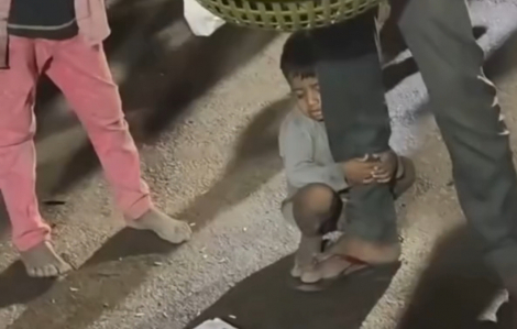 Đứa con ngủ gục dưới chân người cha bán hàng rong