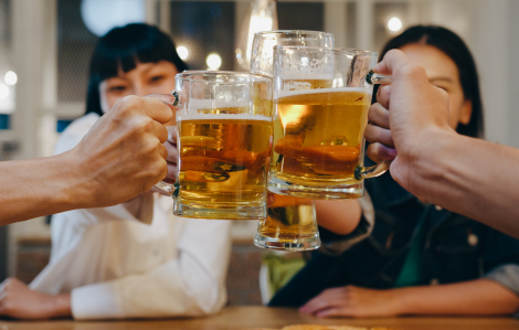 Bác sĩ chỉ ra sai lầm dễ gây đột quỵ khi uống rượu bia mùa lạnh