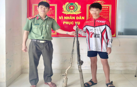 Nam sinh lớp 9 phát hiện 2 khẩu súng cồn tự chế, mang đến công an giao nộp