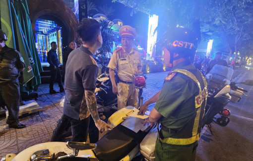 Xử lý nhiều trường hợp quán nhậu lấn chiếm vỉa hè ở đường Phạm Văn Đồng