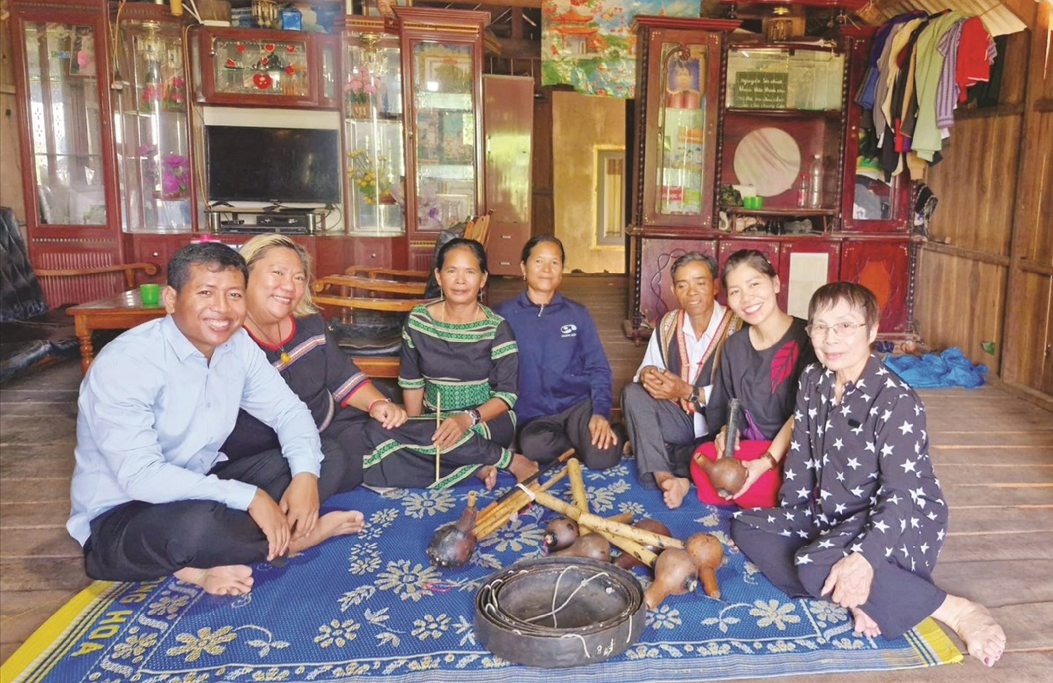 Nhà nghiên cứu văn hóa Linh Nga Niê Kdam (bìa phải) trong một chuyến điền dã