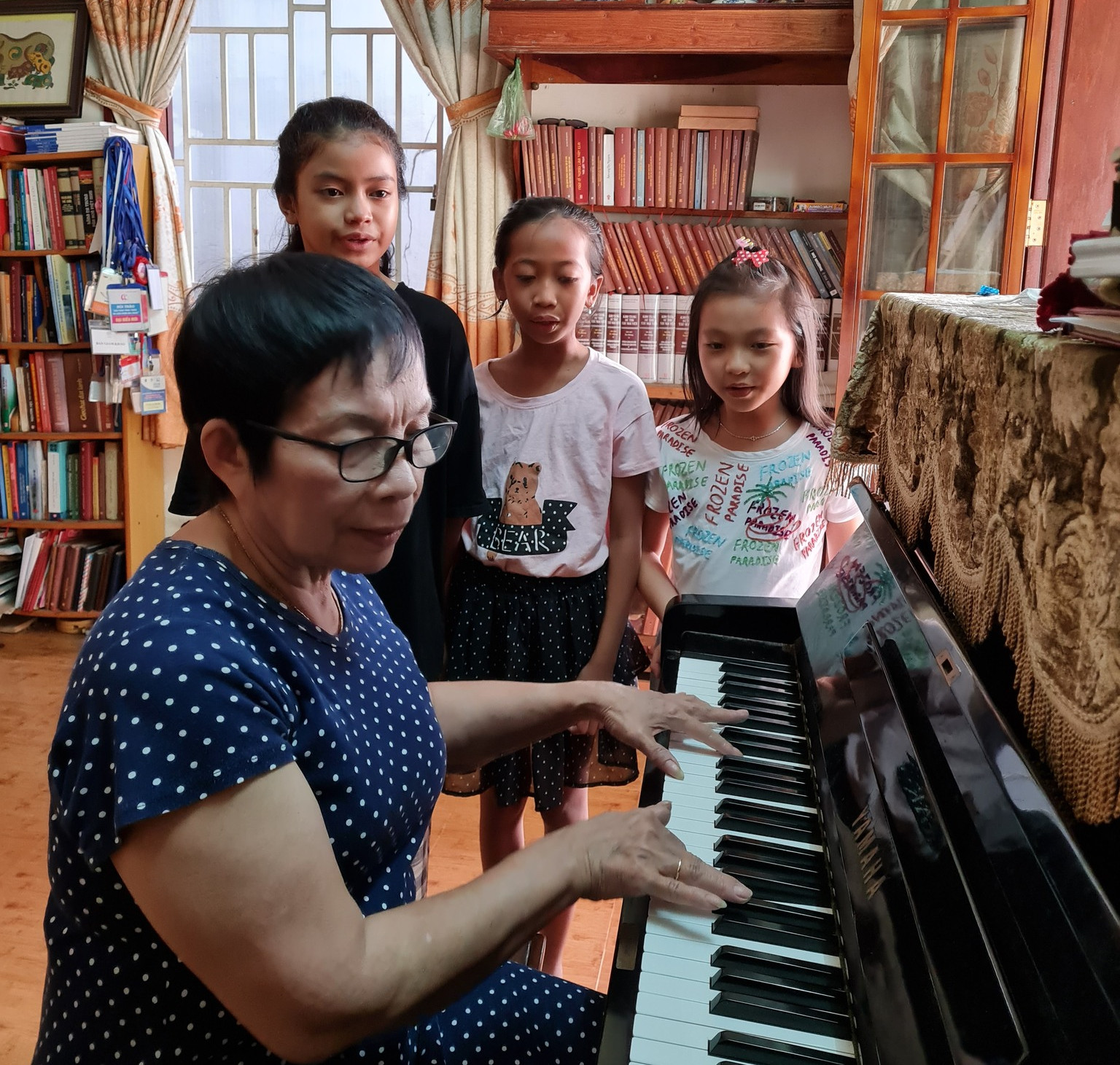 Bà vẫn đều đặn dạy âm nhạc cho các em nhỏ