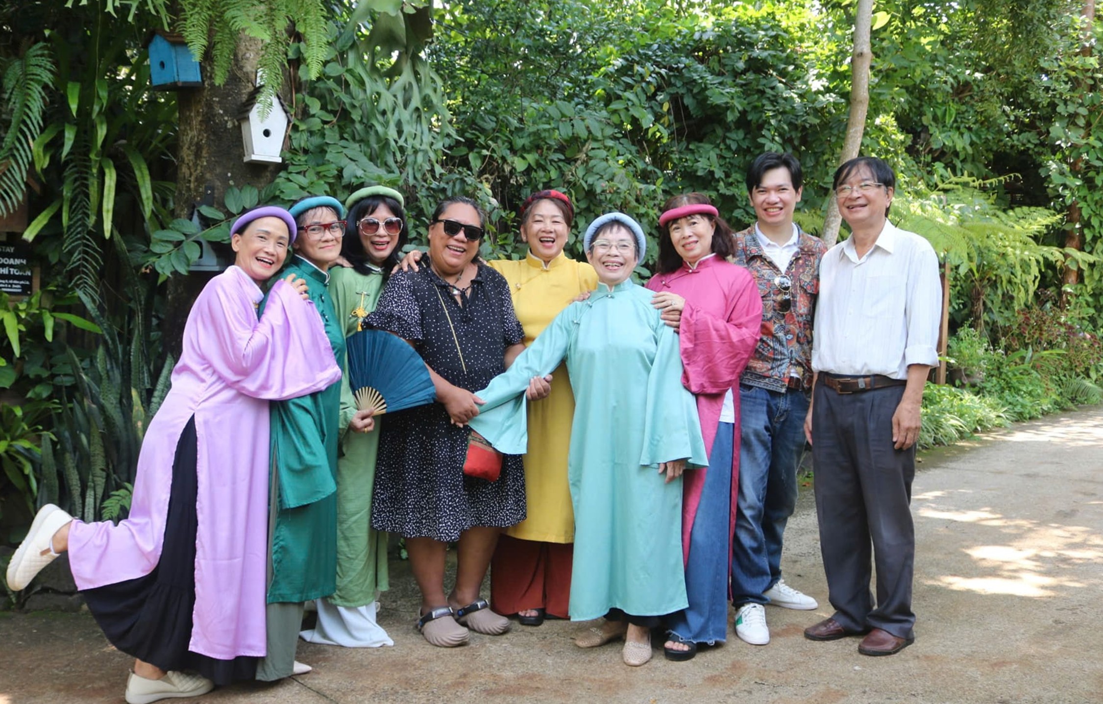 Cô giáo U80 (thứ 4 từ phải qua) và các học viên lớp thanh nhạc U60