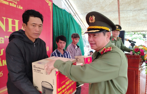 Công an Đắk Lắk đồng loạt bàn giao 176 căn nhà trong Chiến dịch Quang Trung