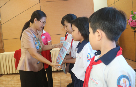 Nhiều đơn vị cùng đồng hành chăm lo học sinh, sinh viên mồ côi