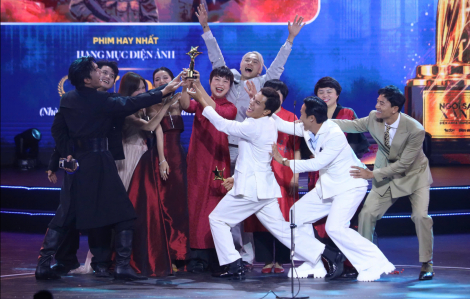 Phim ‘Mưa đỏ’ thắng đậm, ê-kíp ăn mừng ngay trên sân khấu