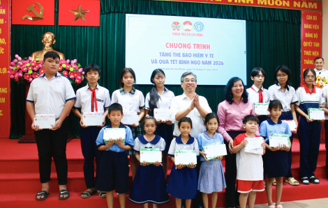 Phó bí thư Thành ủy TPHCM Nguyễn Phước Lộc thăm, tặng quà trẻ em và bà con khó khăn xã Tân Vĩnh Lộc