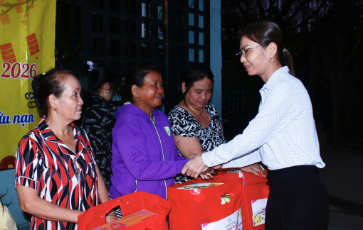 Mang xuân nghĩa tình đến công nhân khu nhà trọ xã Tân Vĩnh Lộc