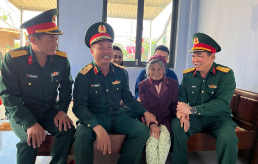 Quân khu 5 kết thúc chiến dịch Quang Trung, bàn giao 610 nhà cho người dân vùng lũ