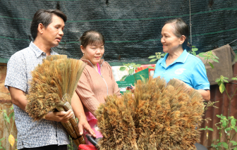 Hội tiếp sức cho vợ chồng khiếm thị giữ lửa nghề, bền sinh kế