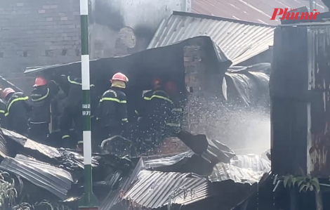 Hỏa hoạn sát vách chợ Bình Trưng, hàng trăm tiểu thương hoảng loạn di dời tài sản