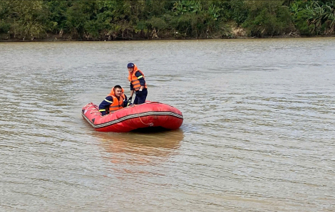 Nam sinh viên để lại xe máy, thẻ sinh viên trên cầu