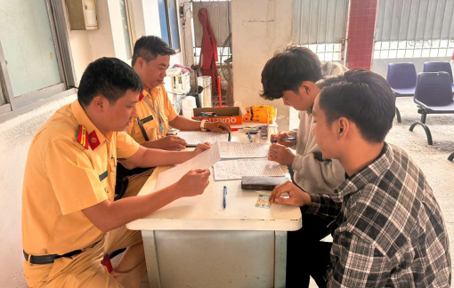 2 thanh niên cản trở CSGT TPHCM kiểm tra độ cồn đã đến làm việc