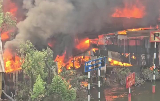 Cháy lớn gần chợ Bình Trưng trên đường Nguyễn Duy Trinh  TPHCM