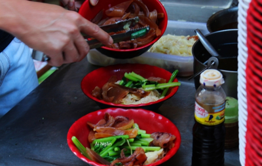 Nhộn nhịp phố sủi cảo Hà Tôn Quyền ở Sài Gòn