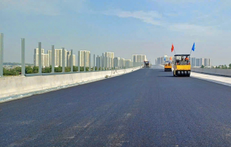 Bắt đầu trải thảm nhựa, lắp lan can chống ồn trên cầu cạn Vành đai 3 TPHCM