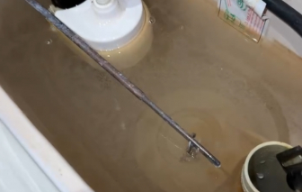 Trung tâm Kiểm soát bệnh tật TPHCM kiểm tra vụ nước nhiễm dầu ở chung cư Centana