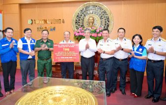 Lãnh đạo TPHCM thăm, tặng quà cán bộ chiến sĩ và nhân dân Trường Sa