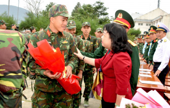 Người dân nghẹn ngào chia tay bộ đội sau khi hoàn thành 'Chiến dịch Quang Trung thần tốc'