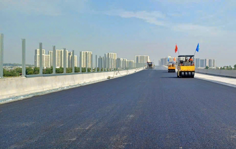 Bắt đầu trải thảm nhựa, lắp lan can chống ồn trên cầu cạn Vành đai 3 TPHCM