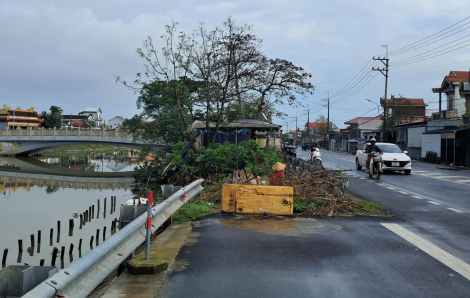 Quốc lộ 49 bị 'bóp nhỏ' chỉ vì một hộ dân lấn chiếm