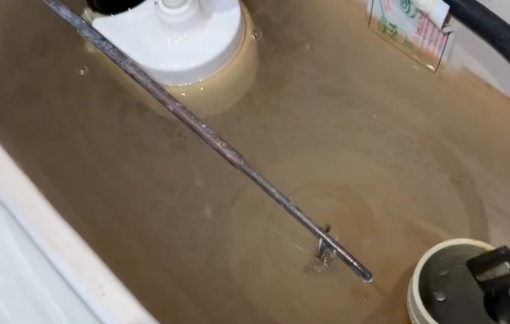 Trung tâm Kiểm soát bệnh tật TPHCM kiểm tra vụ nước nhiễm dầu ở chung cư Centana