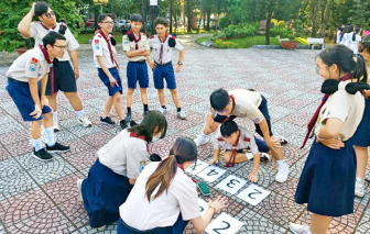 Nói với con về một thế giới không còn bình yên