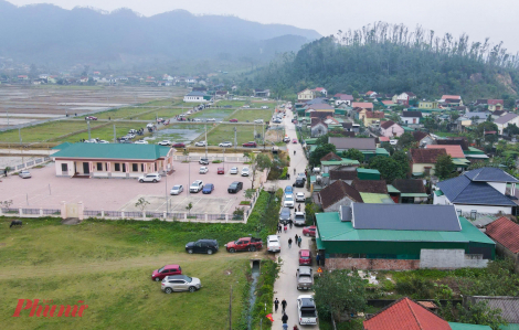 Xã phát cảnh báo hiện tượng hàng trăm ô tô kéo về làng mua đất