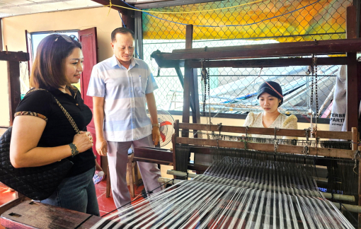 Phụ nữ Chăm gìn giữ nghề dệt thổ cẩm