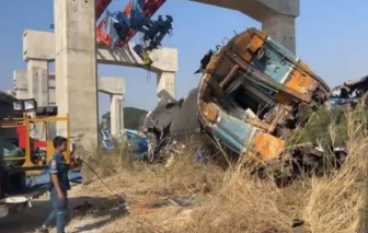 Cần cẩu rơi đúng thời điểm tàu hỏa đang đi qua, ít nhất 22 người thiệt mạng