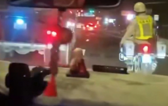 Cảnh sát giao thông mở đường đưa người bệnh đi cấp cứu kịp thời