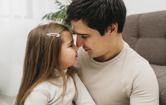 Chồng ghê gớm ở công ty, ở nhà lại sợ đứa con gái 15 tuổi